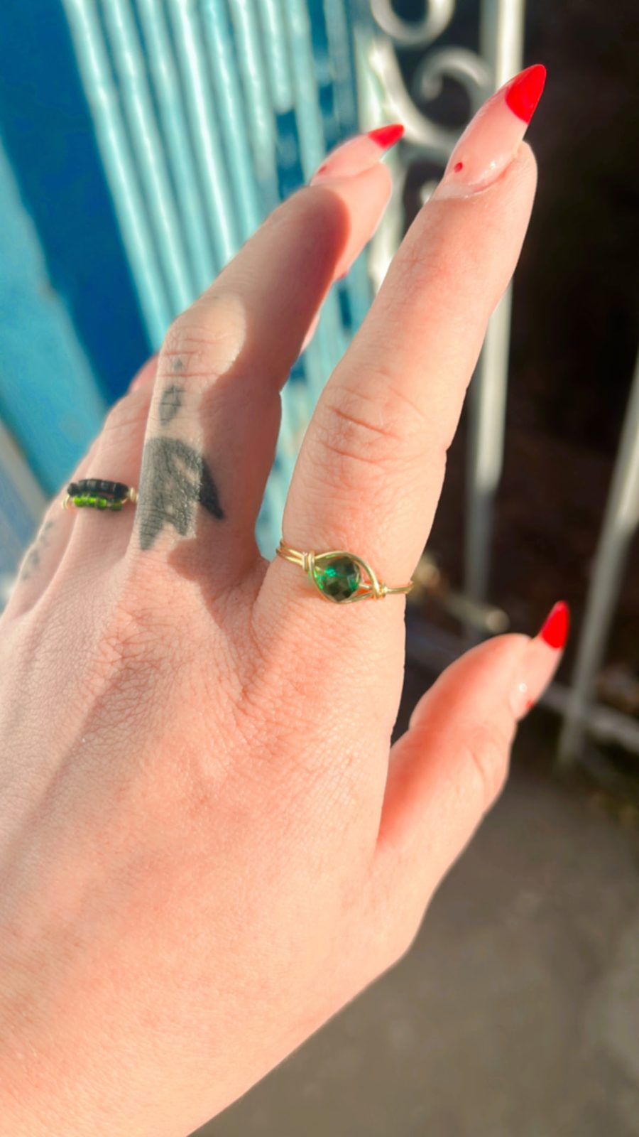 Anillo artesanal de alambre dorado con cuarzo verde