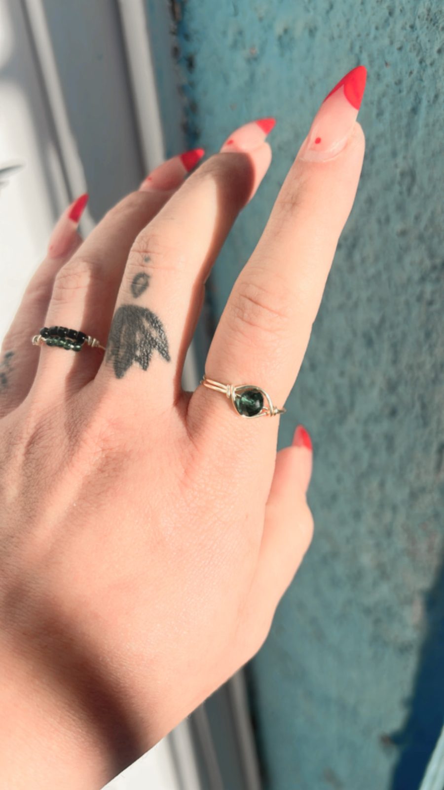 Anillo de alambre dorado con piedra verde natural
