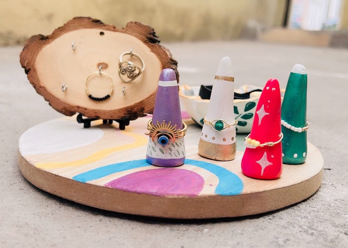 Exhibidor de joyería en madera