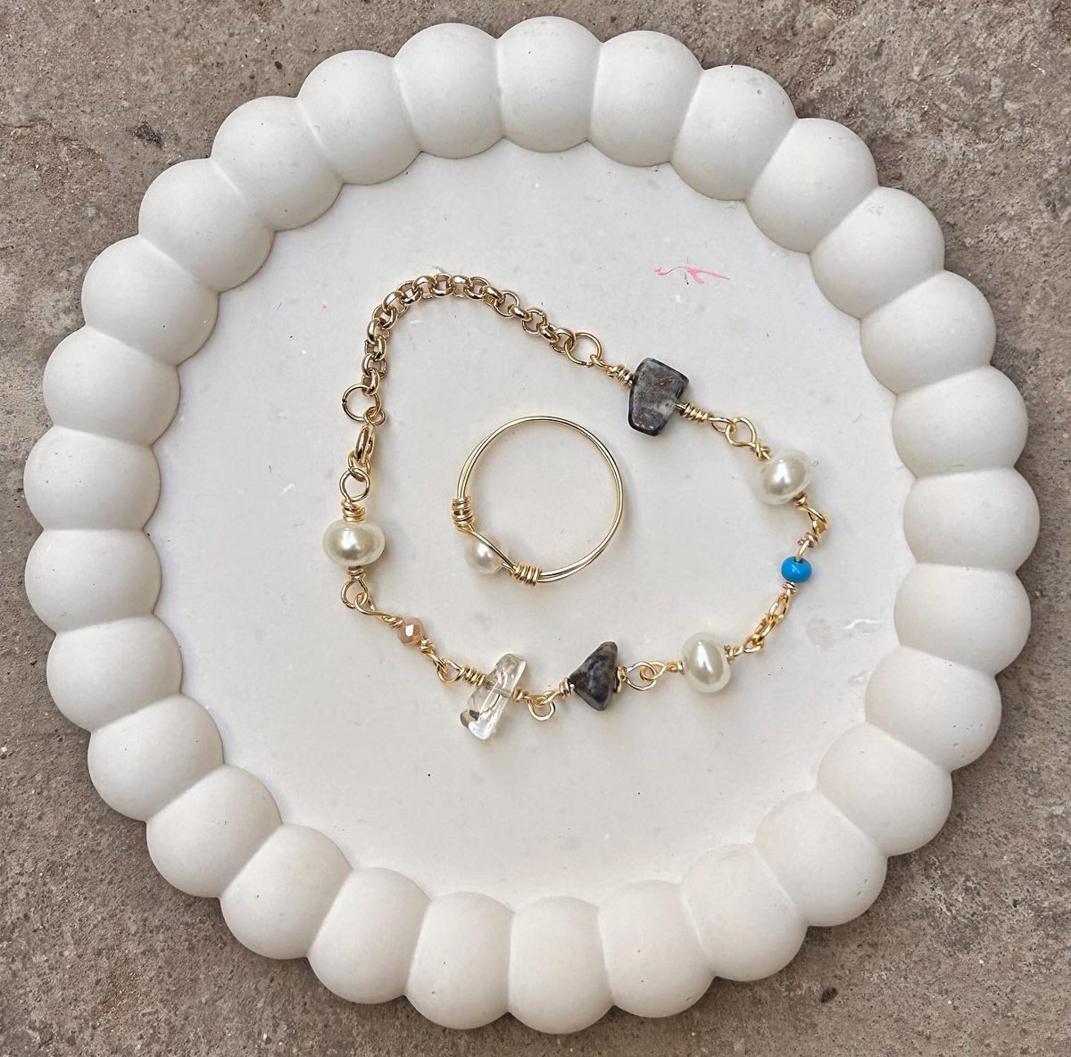 Pulsera y anillo artesanales con perlas y piedras naturales