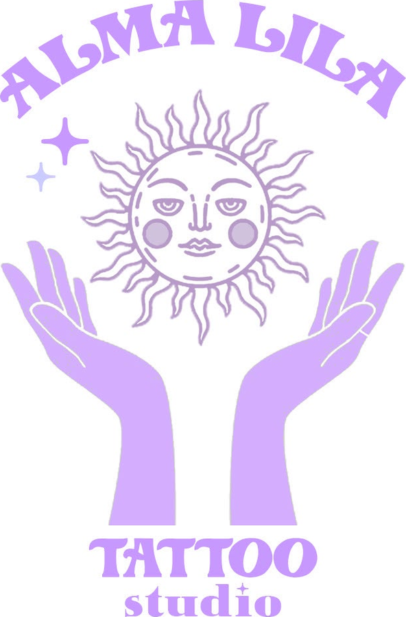 Logotipo Alma Lila Tattoo Studio: sol lila entre manos y estrellas