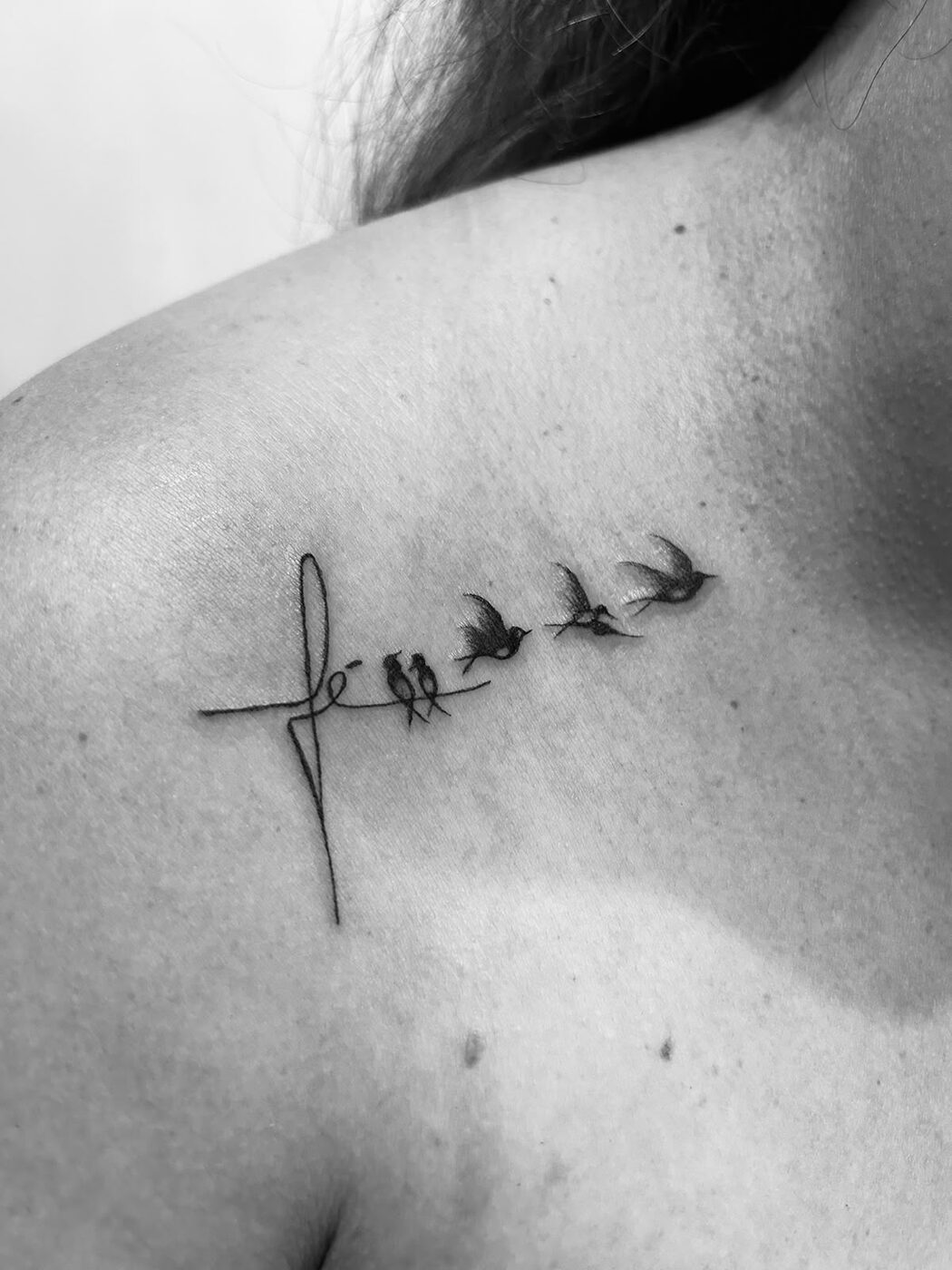 Tatuaje Fe & Golondrinas — versión Blanco y Negro (Trazo Fino) por Alma Lila Tattoo Studio