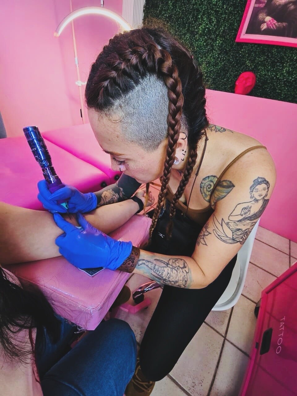 Karen Soltero trabajando en su estudio de tatuajes Alma Lila