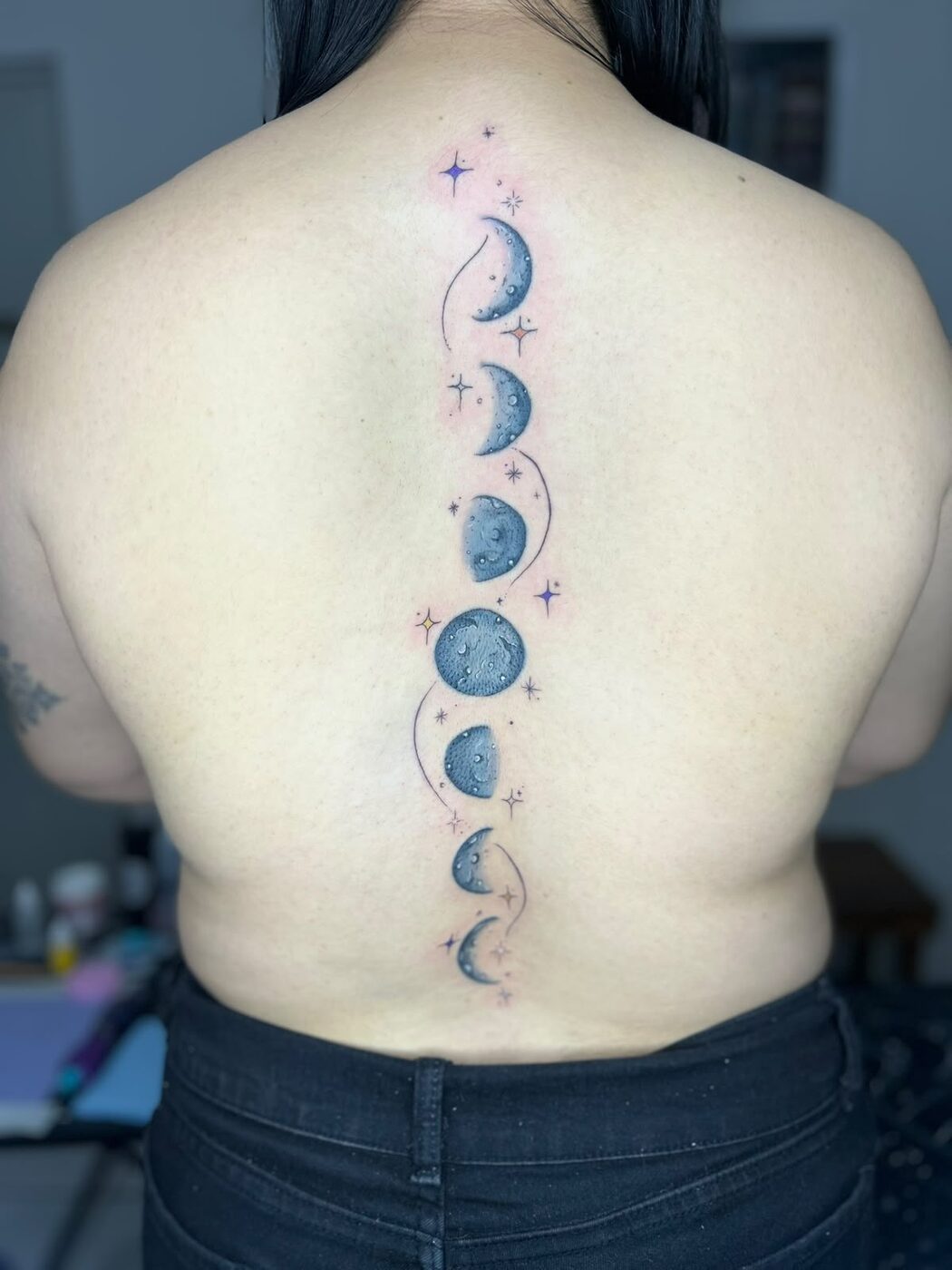 Tatuaje Fases Lunares — versión A Color por Alma Lila Tattoo Studio